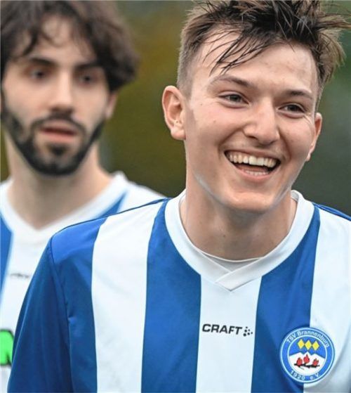 Marcel Nowak und Nando Wolf (im Hintergrund) waren für die Brannenburger Tore zum 2:1-Heimsieg im Kellerduell der Kreisliga 1 verantwortlich.Foto Franz Ruprecht