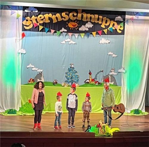 Margit Sarholz, die Mitmachkinder und Werner Meier bei ihrem Auftritt in Bad Aibling.Foto re