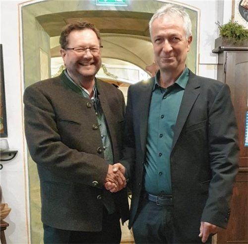 Martin Kaffl (links) gratulierte seinem Nachfolger Lorenz Zunhammer. Foto Kreishandwerkerschaft