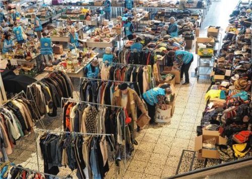 Mehr als Tausend Tauschwillige kamen in die Aula des Gymnasiums Bad Aibling, um beim Verschenk-Markt der Aiblinger Tauschfreunde Brauchbares und Schönes zu finden. Foto re