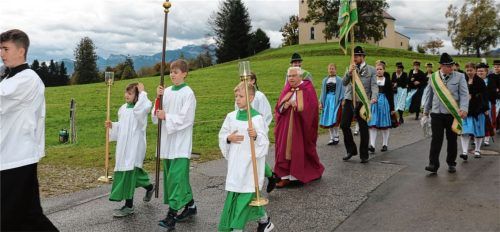 Mit den Fahnenabordnungen und der Wildenwarter Blaskapelle zogen die beiden Trachtenvereine aus der ehemaligen Gemeinde Wildenwart nach dem Gottesdienst zum Kriegerdenkmal in Prutdorf .Foto Rehberg