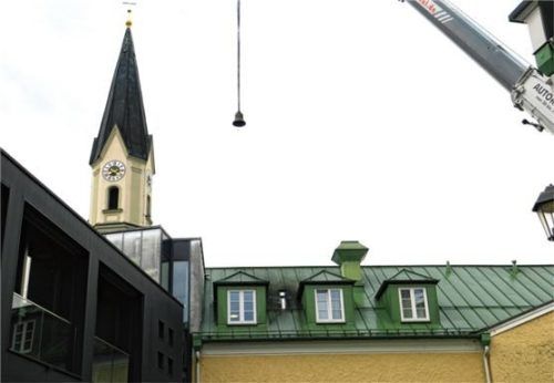 Mit einem Kran schwebte die Glocke Richtung Kirchturm.