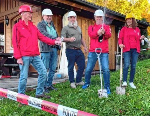 Mit einem traditionellen Spatenstich wurde die Baumaßnahme freigegeben. Mit einer Sektdusche feierte die Spartenleitung mit Harry Elschker, Vorsitzendem Bruno Stach, Bauleiter Max Plank, Stockschützen-Chef Franz Wasl und Monika Fischer die Freigabe der Baustelle. Foto neuwirth