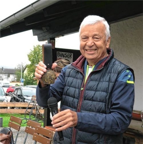 Mit einer Kuhglocke läutete Tennisspartenleiter Norbert Piprek das „Schleiferl-Turnier“ um den „Weiß-Wurscht-Cup“ ein, bei dem Siege oder Niederlagen keine Rolle spielten.Fotos  Baumann