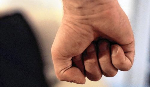 Mit Schlägen auf den Kopf und den Nacken soll ein Vater den Freund seiner Tochter misshandelt haben.Foto  DPA