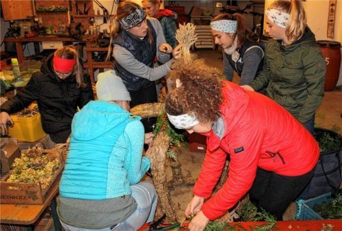 Mit viel Fleiß und Hingabe gestalten nach gutem Brauch auch heuer die Miadadirndl vom GTEV „D´Jenbachtaler“ Bad Feilnbach die mächtige Erntekrone. Foto strim