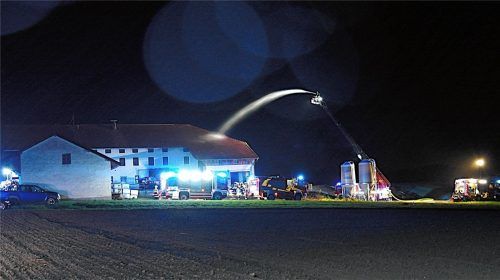 Mittels der Rotter Drehleiter konnte der „Brand“ des Hofgebäudes von oben bekämpft werden. Fotos Stelzer