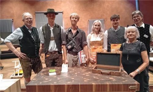 Mühldorfs Obermeister Josef Schneider (von links) gratulierte den Innungssiegern aus dem Landkreis Mühldorf, Florian Buschmann, Kilian Salzberger, Michaela Schreiner und Kilian Brieger, zusammen mit der Kreishandwerksmeisterin Helga Wimmer und Altöttings Obermeister Christian Rusitschka. Foto Maier