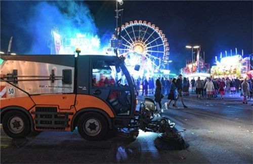 Müll auf der Wiesn: Ein Kehrfahrzeug der Stadtreinigung fährt bei Dunkelheit am Riesenrad vorbei. Foto dpa (Archiv)