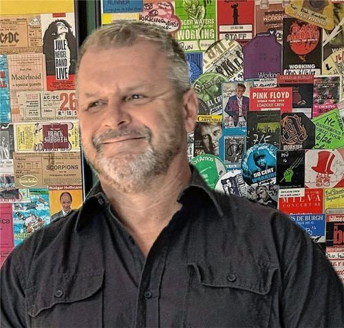 Musik ist sein Leben: Roland Fröhlich (56) aus Feldolling bei Feldkirchen-Westerham vor einem Teil seiner gesammelten Konzert-Tickets und Backstage-Pässe. Foto re