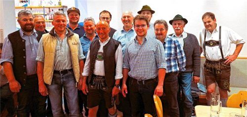 „Na dearn ma so weida“, meinten die frisch gewählten Vorsitzenden Markus Kaffl (rechts) und Georg Heiß junior (links) und die Besetzung des Vorstands. Foto strim