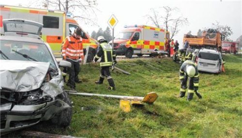 Nach einem heftigen Zusammenstoß landeten beide Unfallbeteiligten nahe Lues in der Wiese. Foto Reisner