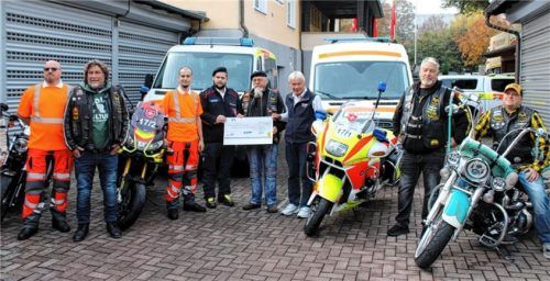 Nach Meinung von Emil Mathe, Vorsitzender AMC (Dritter von rechts), „Chicken Joe“ Josef Ecker, Präsident BAB (Vierter von rechts) ist es schön und gut helfen zu können. Sie überreichten einen Scheck an Kevin Braun, LED Rosenheim (Fünfter von rechts) und John Rathmann, Stellvertreter der Malteser-Motorradstaffel (Dritter von links). Foto strim