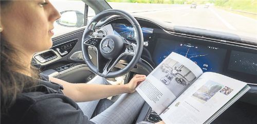 Nebentätigkeit: Mit dem Drive-Pilot-System darf man in einigen Mercedes-Modellen die Hände vom Steuer nehmen. Foto M-B