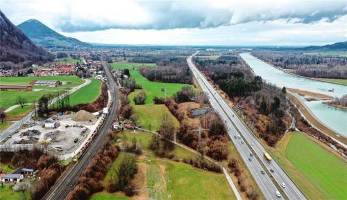 Noch sieht das Inntal so aus. Doch die Bestandsstrecke der Bahn (links) reicht nach Ansicht der Brenner-Nordzulauf-Neubaubefürworter nicht aus. Das Großprojekt wird, wenn es beschlossen wird, die Region massiv verändern.Foto Barth