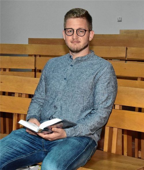 Noch Student und schon im Amt: Manuel Klem ist Pfarrer bei der Freien evangelischen Gemeinde. Dienstkleidung braucht er bei der Freikirche nicht. Foto Peter Schlecker