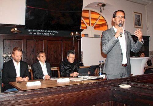 Oberbürgermeister Andreas März stellte sich den Fragen der Bürger aus Rosenheim-Mitte. Unterstützung leisteten (von links) Tobias Weiß vom Stadtverkehr Rosenheim, Heinz Bösl vom Dezernat II und Herbert Hoch vom Dezernat III. Foto Strim