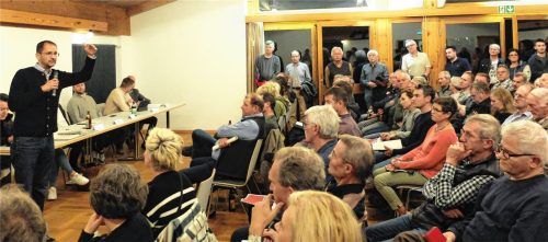 Oberbürgermeister Andreas März versuchte, alle Fragen der vielen Besucher in Pang zu beantworten. Foto Knarr