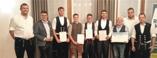 Obermeister Reinhard Obermeier (von links), Mühldorfs Landrat Max Heimerl sowie (von rechts) Prüfungsvorsitzender Ferdinand Maier und Obermeister-Stellvertreter Christian Müller gratulierten den Prüfungsbesten Tobias Wimmer (von links), Philipp Greimel, Franz Zehethofer und Quirin Baumann sowie Johann Ehgartner für dessen 25-jährige Betriebszugehörigkeit. Foto maier