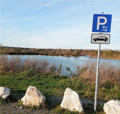 Obwohl bereits Ende Juni 2024 beschlossen, hat der Bruckmühler Gemeinderat nunerneut über die Parkgebühren an den Höglinger Weihern diskutiert. Fotos Weinzierl, re