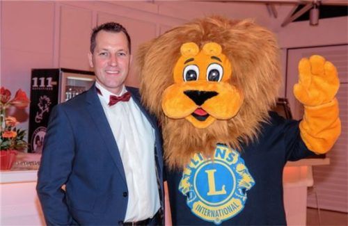 Organisator Florian Reichelt mit Maskottchen Leopold – hier beim Ball Soirée 2019, den ebenfalls der Lions Club organisiert.Foto Lions Club Rosenheim