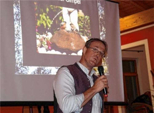 Perfekt und astrein imitierte der Europameister im Vogelzwitschern, Helmut Wolferstetter aus Polling, einen Gimpel (Dompfaff).