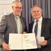 Interpret mit Stimme und Instrument