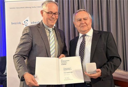 Peter Adler aus Edling (rechts) ist von Bezirkstagspräsident Thomas Schwarzenberger in Seeon mit der Bezirksmedaille ausgezeichnet worden.Foto Kas
