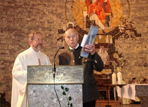 Pfarrer Ernst Kögler (links) dankte Siegfried Seebacher für 70 Jahre Treue als aktiver Chorsänger.Foto strim