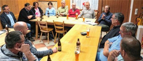 Pfarrer Markus Merz (Vierter von rechts) leitete die Gesprächsrunde im Feuerwehr-Stüberl. Foto Baumann