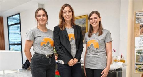Professor Dr. Katharina Lüftl (Mitte) von der Technischen Hochschule Rosenheim leitete gemeinsam mit den Studentinnen Sabine Hiebl (links) und Tanja Lapatuchin (rechts) einen Workshop zu demenzbedingten Veränderungen des Essverhaltens. Foto Landratsamt Rosenheim.