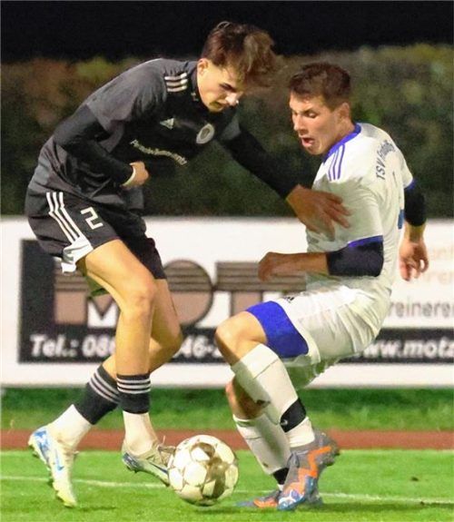 Raublings Torschütze Niko Hable (links) im Duell mit Tobias Wolferstetter.Foto mb.presse