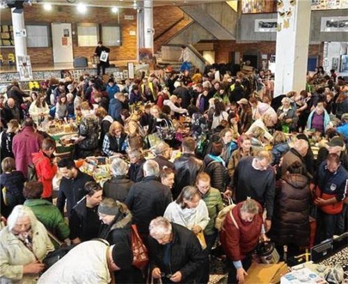 Reges Interesse an den Angeboten beim Verschenk-Markt der Aiblinger Tauschfreunde im vergangenen Jahr.Foto re