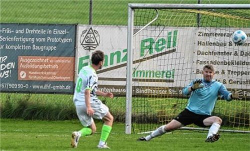 Riesenchance für den Priener Florian Scholz beim Spiel in Ostermünchen.Foto Franz Ruprecht
