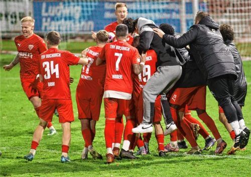 Riesenjubel beim TSV Buchbach nach dem späten Ausgleich von Sammy Ammari.Foto Michael Buchholz