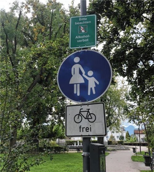 Rings um den Karl-Daniels-Park stehen Alkoholverbots-Schilder.