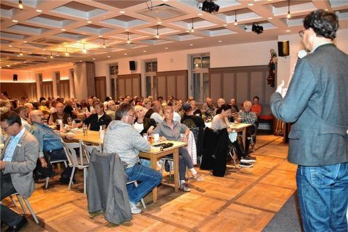 Rund 120 Menschen kamen zur Bürgerversammlung, um zu hören, wie es in Rosenheim Mitte/Süd-West weitergeht. Auch an der letzten Bürgerversammlung in Fürstätt nahmen zahlreiche Personen teil. Foto Schlecker
