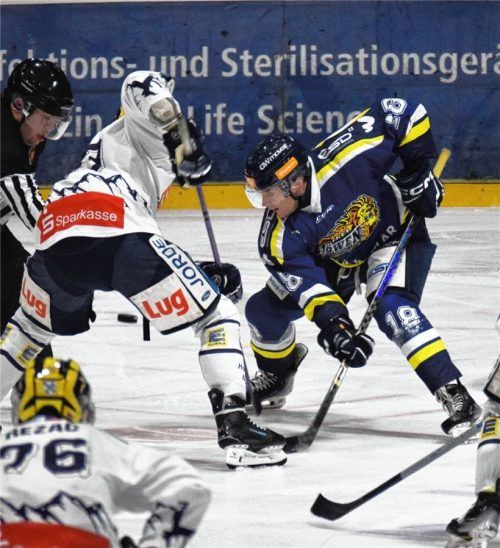 Santeri Ovaska (rechts) und die Waldkraiburger Löwen haben Amberg und Miesbach vor der Brust. Foto Paolo Del Grosso