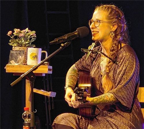 Sara Brandhuber gab in Mühldorf großteils noch ihr Programm „Gschneizt und Kampelt“ zum Besten.Foto becker