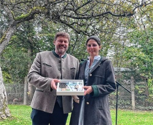 Schlüsselübergabe an den Träger der Kindertageseinrichtung Dorfkinder Plus, Rosemarie Staber.Foto KIrchner