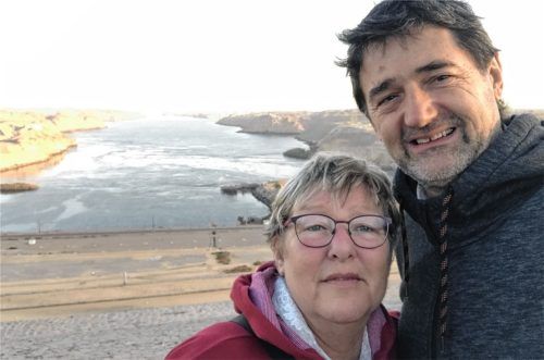 Schnappschuss aus dem Urlaub: Bernd Wingen aus Feldkirchen-Westerham mit seiner Frau Beate. Der 69-Jährige stottert seit seiner Kindheit. Foto re