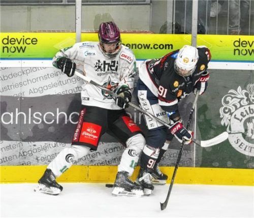 Sebastian Zwickl, hier gegen Julian Eichinger, war einziger U21-Feldspieler der Starbulls in Ravensburg.Foto Eibner-Pressefoto