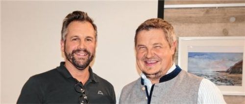 Sehen die Grundversorgung im Ort gesichert: Mathias Schmid, Vorsitzender des Ortsbeirats Vagen (links), und sein Stellvertreter Andreas Haimerl. Foto merk