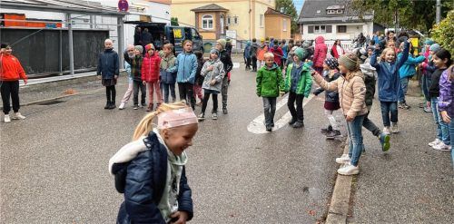 Seilspringen auf der Straße: Rund 50 Kinder waren in Bad Endorf unterwegs.Foto Elena hrenfeld