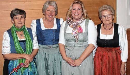 Seit 40 Jahren gehört die Nußdorfer Nachbarschaftshilfe zu den stillen Helden des Alltags. Grund genug für Elisabeth Dandlberger (Vorsitzende), Franziska Hitzler (Zweite Vorsitzende und Schriftführerin), Bürgermeisterin SusanneGrandauer und Rosina Karl (Schatzmeisterin), dieses Jubiläum zu begehen. Foto Hildgartner Hans