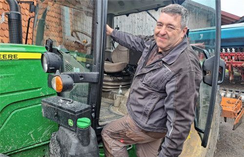 Seit Sepp Lausch Mitglied des Landtags ist, bleibt nur noch wenig Zeit für die Arbeit im heimischen Betrieb. Gelegentlich ist er noch mit dem Bulldog unterwegs.Foto Hadersbeck