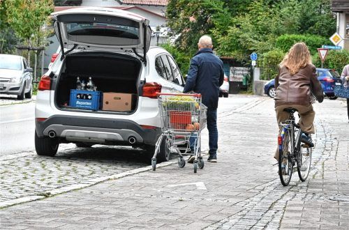 Sichere Radwege im Alltag will die Gemeinde Stephanskirchen. Unser Bild zeigt die Situation vor dem Penny in Schloßberg, wo Fußgänger, Radler und parkende Autofahrer auf engem Raum aufeinandertreffen. Foto Jan Woitas