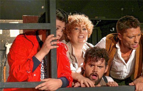 Sie schauen in eine hoffentlich bessere Zukunft: (von links:) Antonia (Katharina Reuter), Margherita (Olivia Raclot), Giovanni (Tobias Memming) und Luigi (Fabian Behr).Foto janka