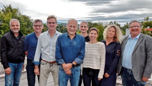 Sie setzen sich für die Interessen ihrer Kolleginnen und Kollegen ein: (von links): Rahim Saiti, Klaus Kuhn, Werner Schmidt, Martin Weinzierl, Martin Neumayer, Corinna Scheibenzuber, Ulli Lederer und Raimund Feichtner (ehemaliger Betriebsratsvorsitzender, der sich vor kurzem in den Ruhestand verabschiedet hat). Nicht im Bild sind Sylvia Hampel, Christa Brenner, Andreas Alraun sowie die Nachrücker Petra Maier, Bettina Kapellakis und Heinz Fray. Foto Harald Neu