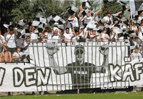 Sie sollen etwas geboten bekommen: die treuen Fans von Wacker Burghausen.Foto mb.presse